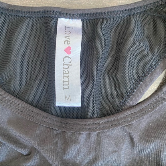 Black sports bra with cut out in front, color black, excellent condition - Picture 4 of 4